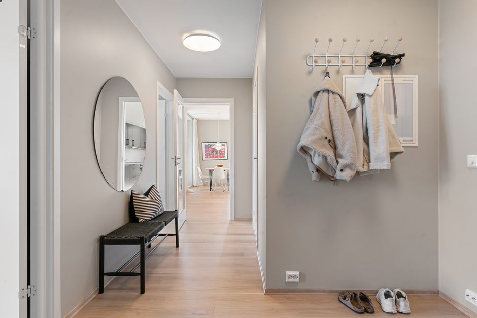 Créer un coin vestiaire pratique pour les invités