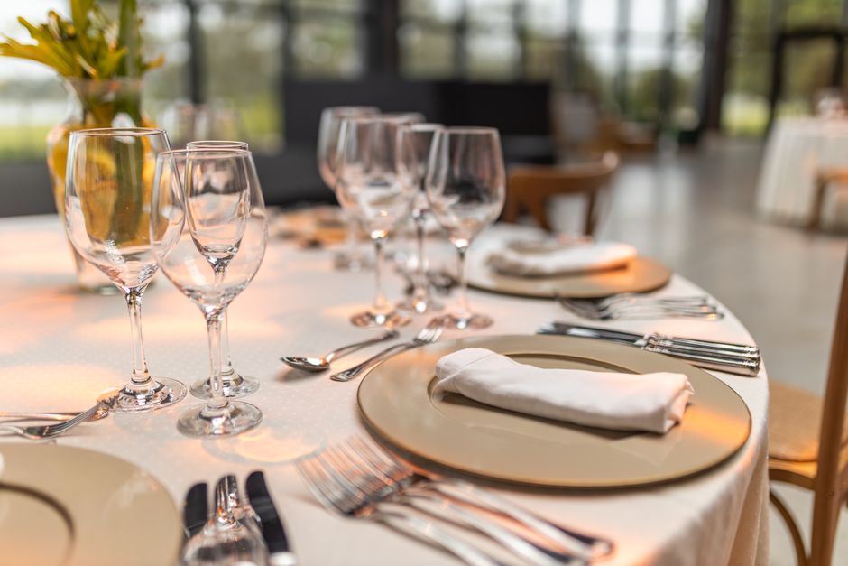 Assiettes, verres, couverts : les bonnes associations faciles