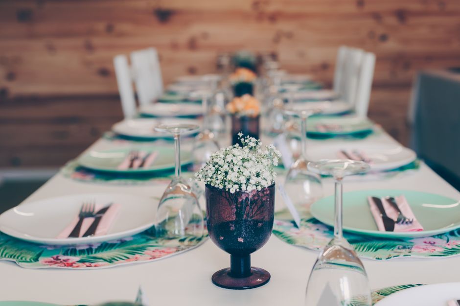 Assiettes, verres, couverts : les bonnes associations faciles