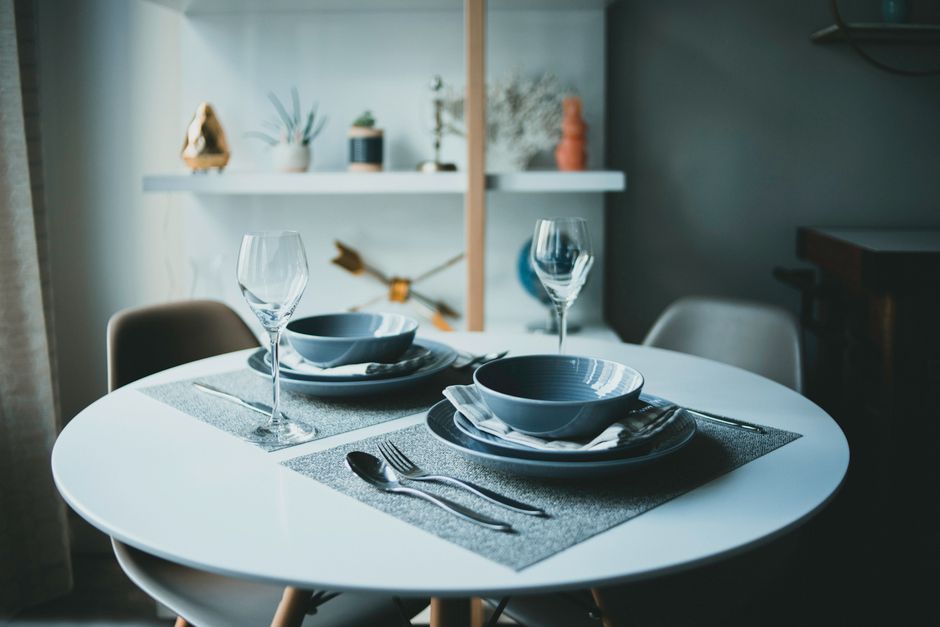 Assiettes, verres, couverts : les bonnes associations faciles