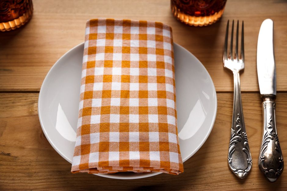 Serviettes pliées simples et jolies pour tous les jours